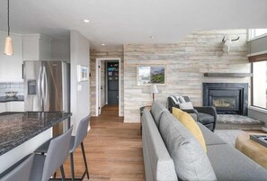 Flat-screen TV, fireplace - Storm Watch 105 (Steamboat Springs)