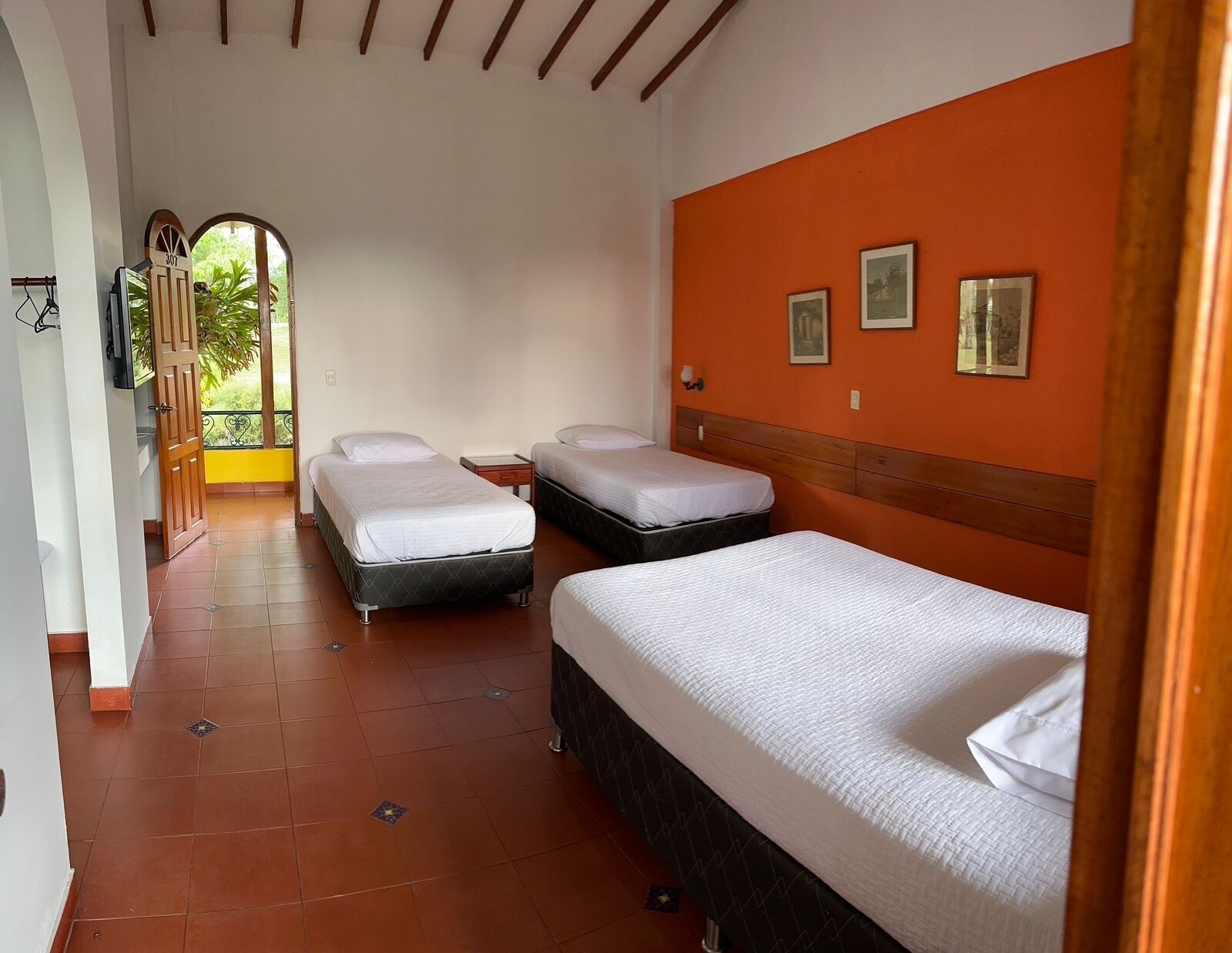 traditional triple room, 3 single beds, non smoking | free wifi, bed sheets