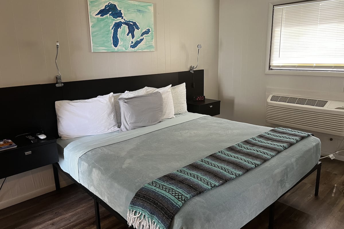 Comfort Single Room, 1 King Bed, Accessible | Individually decorated, individually furnished, blackout drapes