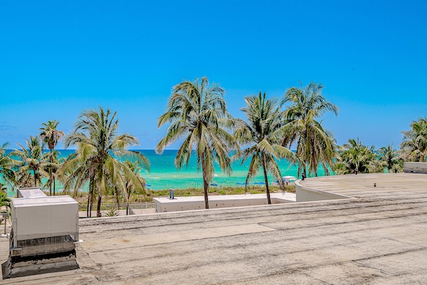 Hypo-allergenic bedding, down comforters, in-room safe