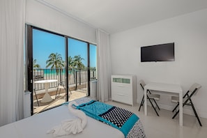 Hypo-allergenic bedding, down duvets, in-room safe - Beach Front Studio (Miami Beach)