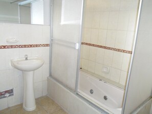 Habitación cuádruple | Ducha del cuarto de baño
