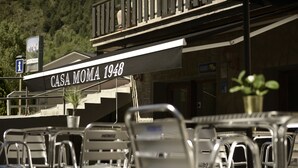 A building with a sign reading "CASA MOMA 1948" and a wheelchair-accessible entrance.