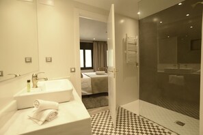 Regadera, amenidades de baño gratuitas, secadora de cabello, toallas