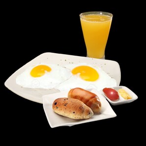 Daily local cuisine breakfast (COP 10000 per person)