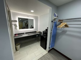 Combined shower/tub, towels