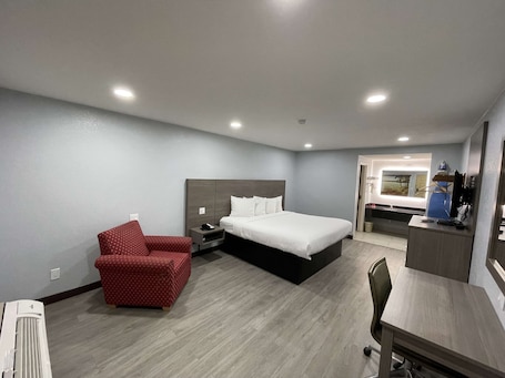 Standard Room, 1 King Bed, Non Smoking, Refrigerator & Microwave | Desk, laptop workspace, blackout drapes, soundproofing