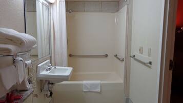 Combined shower/tub, towels