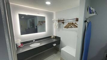 Quarto standard, 2 camas Queen, para não fumantes, geladeira e micro-ondas | Banheiro | Chuveiro/banheira combinados, toalhas de banho