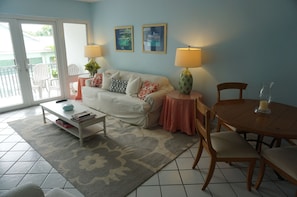 Fernseher, DVD-Player, Bücher