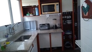 Fridge, microwave, oven, stovetop - Apartment in Riviera de São Lourenço - 100 meters from the beach (Riviera de São Lourenço)