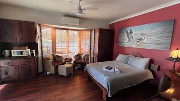 1 makuuhuone, tallelokero huoneessa, työpöytä, silitysrauta/-lauta