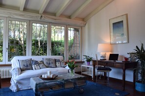 Smart-TV, Kamin, Bücher, Computerbildschirme