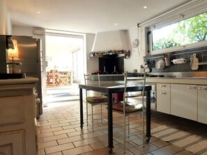 Réfrigérateur, four à micro-ondes, un four, surface de cuisson
