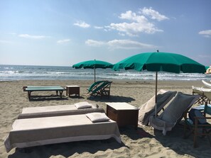 Una spiaggia nelle vicinanze, lettini da mare, teli da spiaggia
