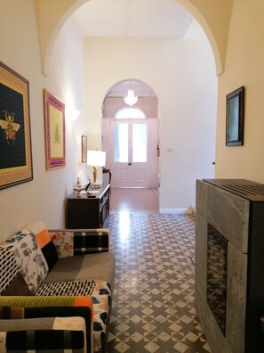 TV, books - BLU HOUSE  (Sliema)