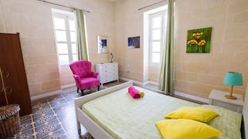 4 bedrooms, iron/ironing board, WiFi, bed sheets