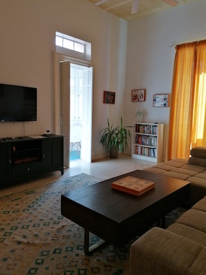 TV, books - BLU HOUSE  (Sliema)
