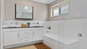 Baignoire, sèche-cheveux, serviettes fournies, savon