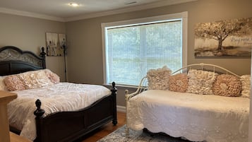 4 slaapkamers, een bureau, een strijkplank/strijkijzer, gratis wifi