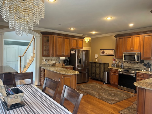 Beautiful Home in Happy Valley 2.2 Miles from Beaver Stadium