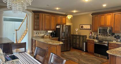 Beautiful Home in Happy Valley 2.2 Miles from Beaver Stadium