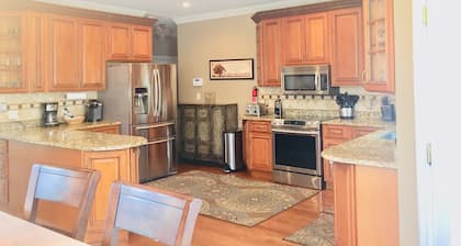 Beautiful Home in Happy Valley 2.2 Miles from Beaver Stadium