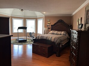 4 bedrooms, desk, iron/ironing board, free WiFi