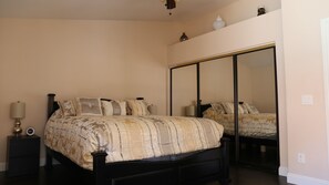 5 bedrooms, desk, iron/ironing board, free WiFi - Desert Oasis Getaway (Cathedral City)