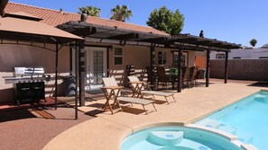 Outdoor dining - Desert Oasis Getaway (Cathedral City)