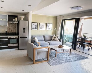 Smart TV, DVD player, books, stereo