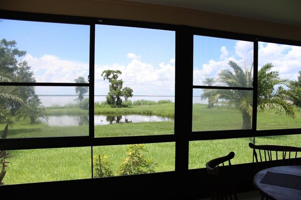 Interior - Gator Den: Comfortable 3-bedroom, 2-bath home, sleeps 6. Ideal for mid-sized groups. (Oviedo)