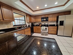 Fridge, microwave, oven, stovetop - Gator Den: Comfortable 3-bedroom, 2-bath home, sleeps 6. Ideal for mid-sized groups. (Oviedo)