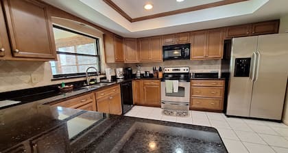 Gator Den: Comfortable 3-bedroom, 2-bath home, sleeps 6. Ideal for mid-sized groups.