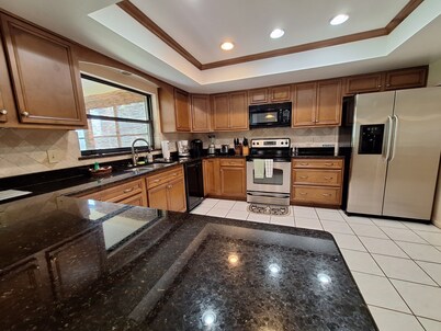 Gator Den: Comfortable 3-bedroom, 2-bath home, sleeps 6. Ideal for mid-sized groups.