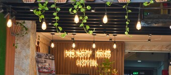 Henry & Iris Hotel - Hostel