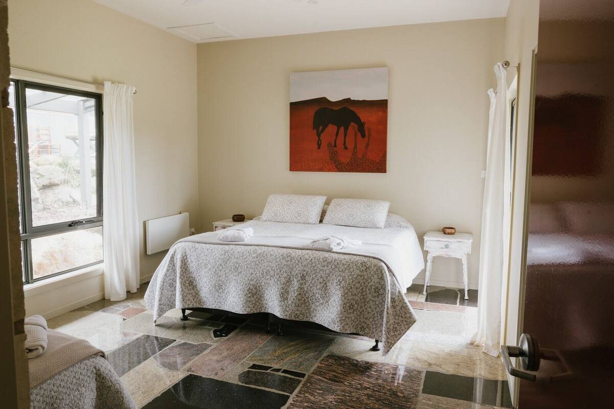 Habitación triple | Decoración personalizada, muebles diferentes y ropa de cama