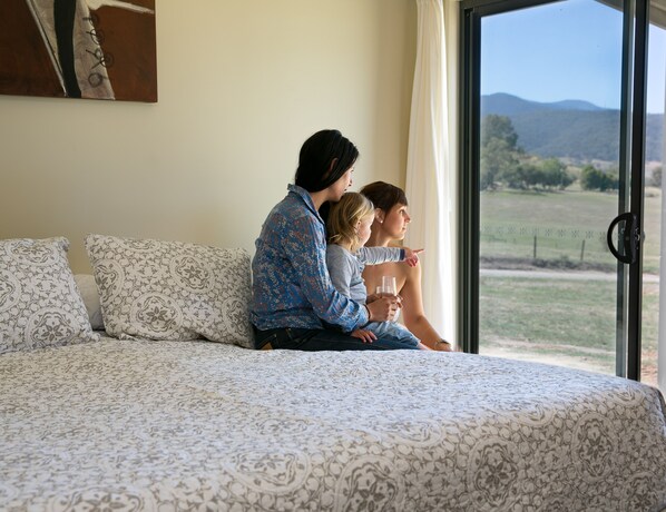 Estudio familiar | Decoración personalizada, muebles diferentes y ropa de cama
