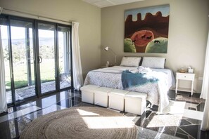 Habitación doble | Decoración personalizada, muebles diferentes y ropa de cama