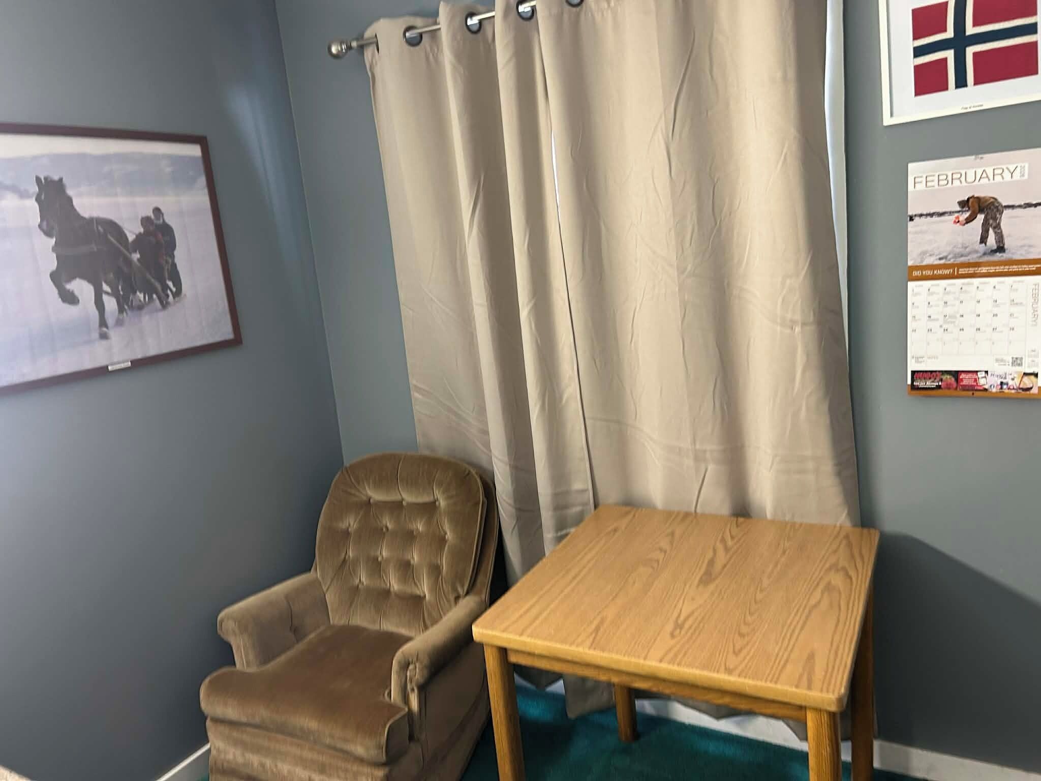 Kamar Single Basic | Dilengkapi dengan perabotan berbeda-beda dan tirai kedap cahaya