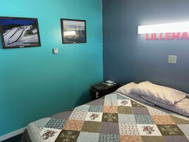 Quarto solteiro b ásico | Individualmente mobiliados, cortinas blackout, Wi-Fi de cortesia