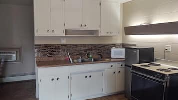 Basic Single Room | Private kitchen | Full-sized fridge, microwave, coffee/tea maker, freezer