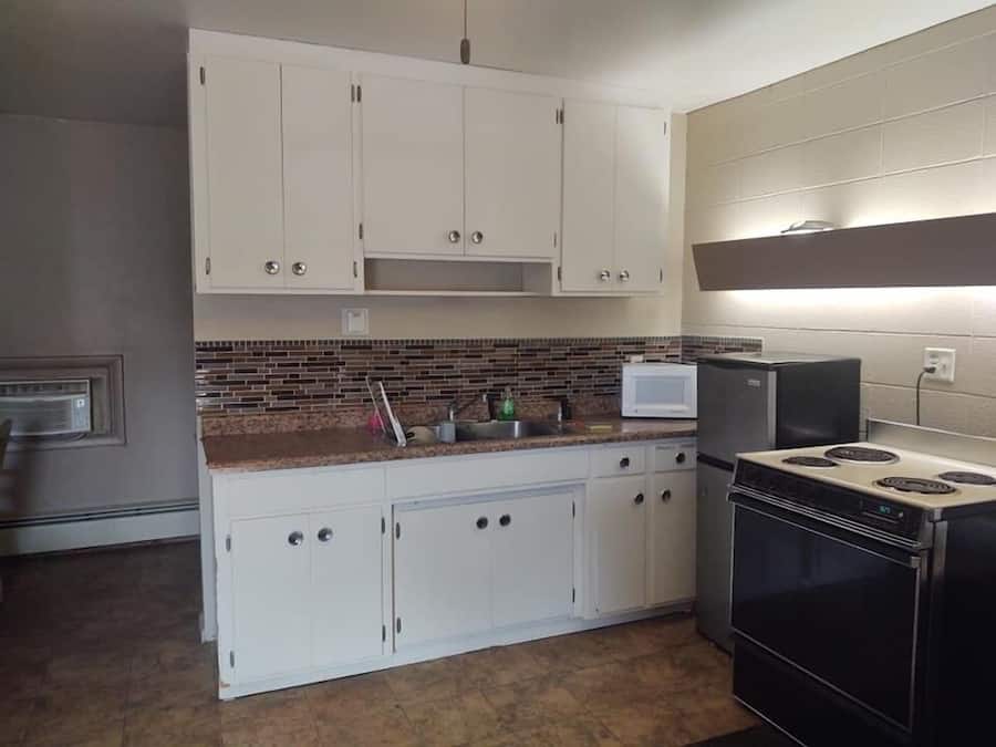 Basic-Einzelzimmer | Eigene Küche | Großer Kühlschrank, Mikrowelle, Wasserkocher mit Kaffee-/Teezubehör