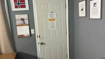 Muebles diferentes, cortinas blackout, wifi gratis y ropa de cama