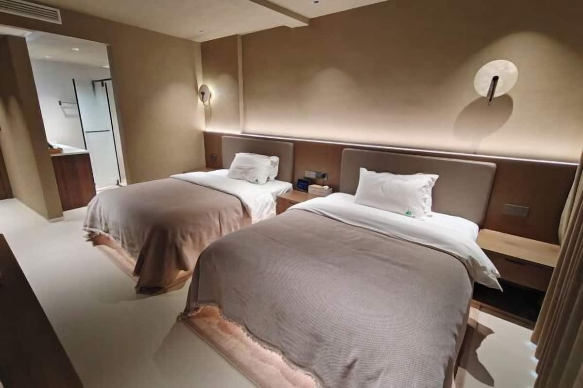 Minibar, Zimmersafe, Schreibtisch, laptopgeeigneter Arbeitsplatz