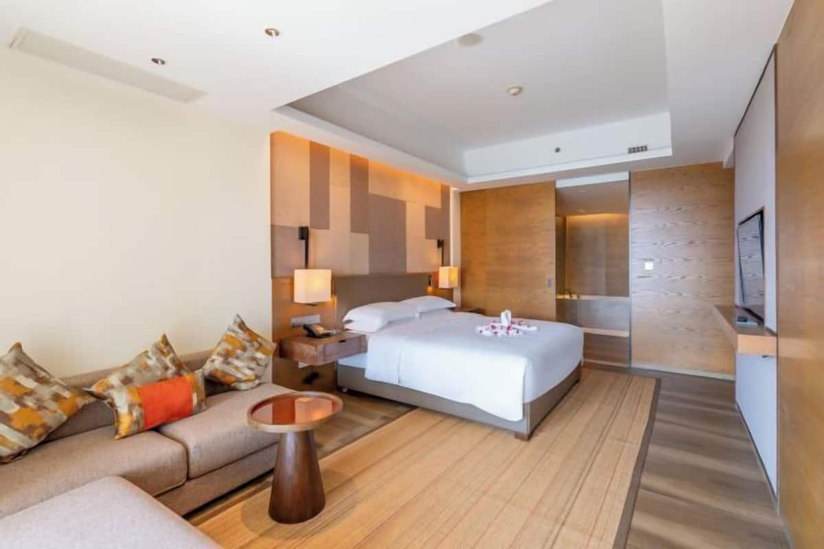 Minibar, caja de seguridad en la habitación y escritorio