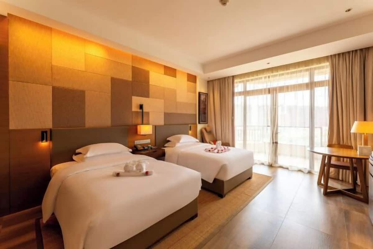 Minibar, coffres-forts dans les chambres, bureau