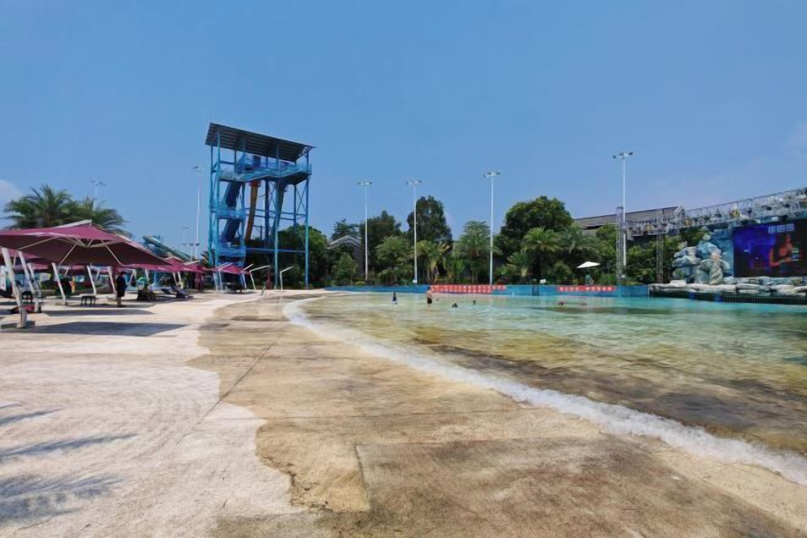 Udendørs pool, åben fra kl. 09.00 til kl. 20.00, parasoller, liggestole