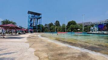 Utomhuspool, öppet 09.00 till 20.00, parasoller och solstolar