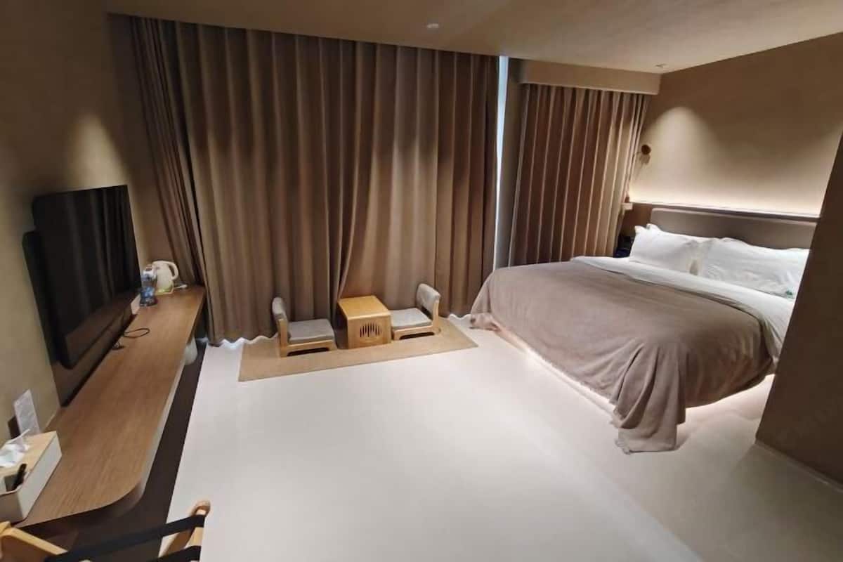 Minibar, caja de seguridad en la habitación y escritorio